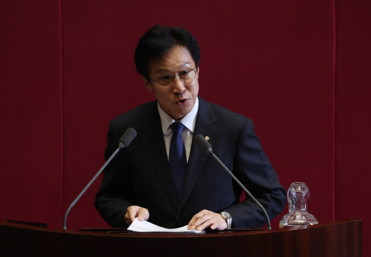 신영대 더불어민주당 의원이 28일 국회 본회의에서 체포동의안 상정에 대해 신상발언을 하고 있다. [연합뉴스 제공]